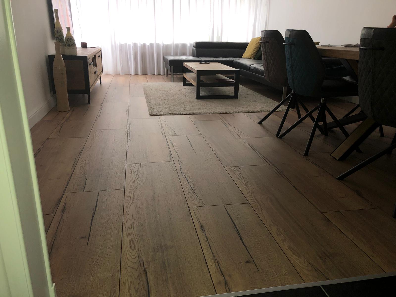 Afgewerkte vloer in een woonkamer